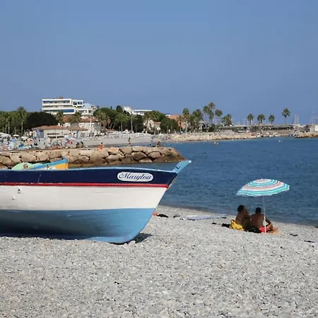 La Petite Luciole Entre Et Montagne. *