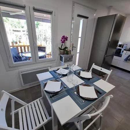 La Petite Luciole Entre Et Montagne. Cagnes-sur-Mer